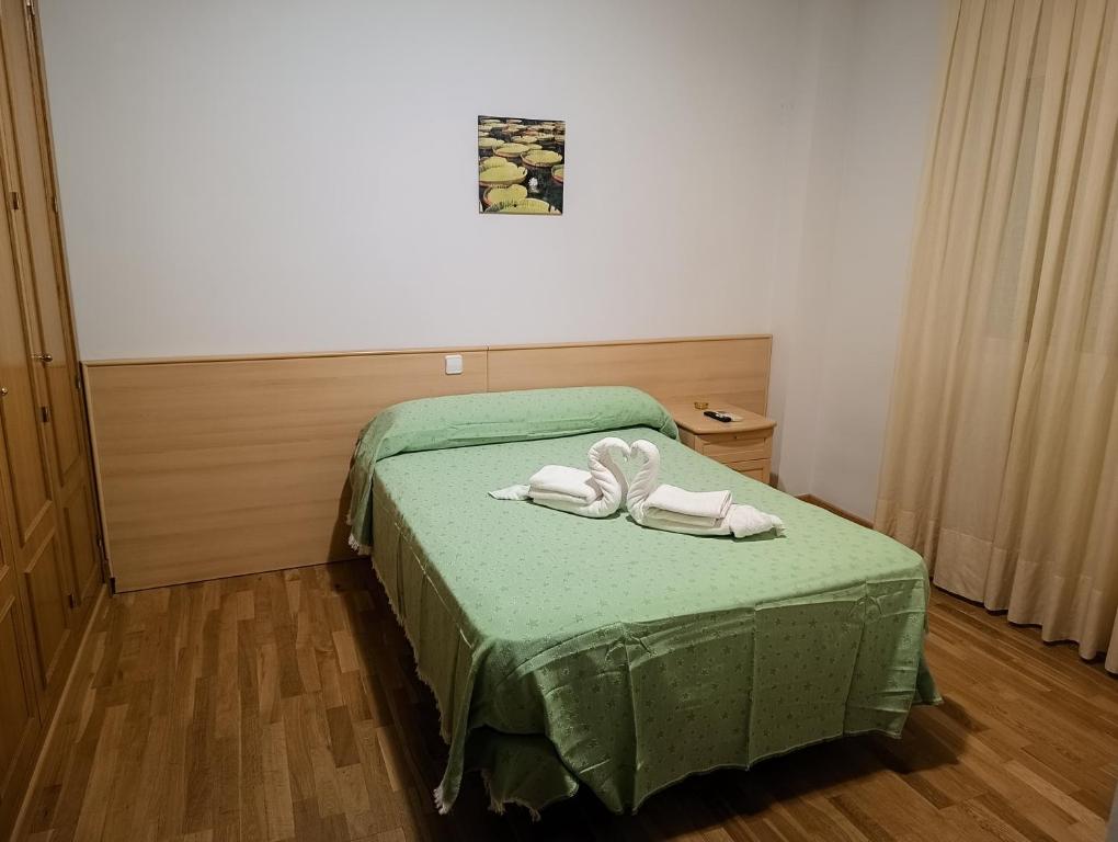 Postel nebo postele na pokoji v ubytování Hostal Alhambra