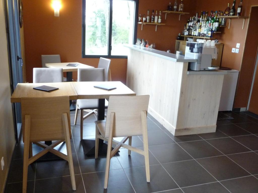Kuchyň nebo kuchyňský kout v ubytování LOGIS Hôtel-restaurant IMAGO