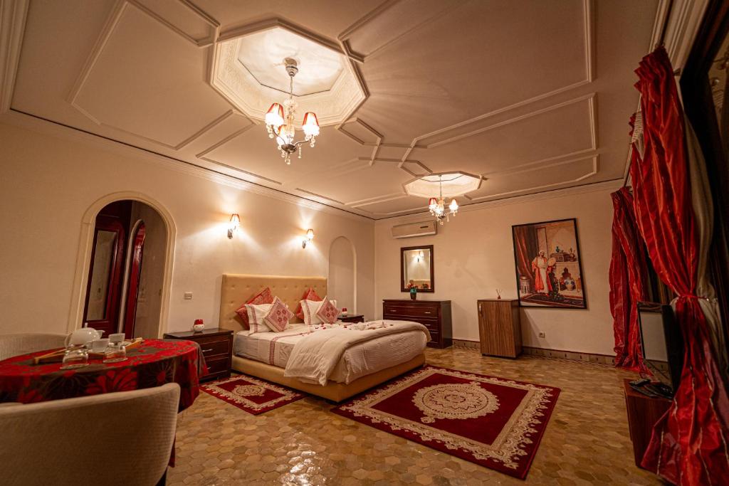 Postel nebo postele na pokoji v ubytování Palais les sources de l'atlas & spa