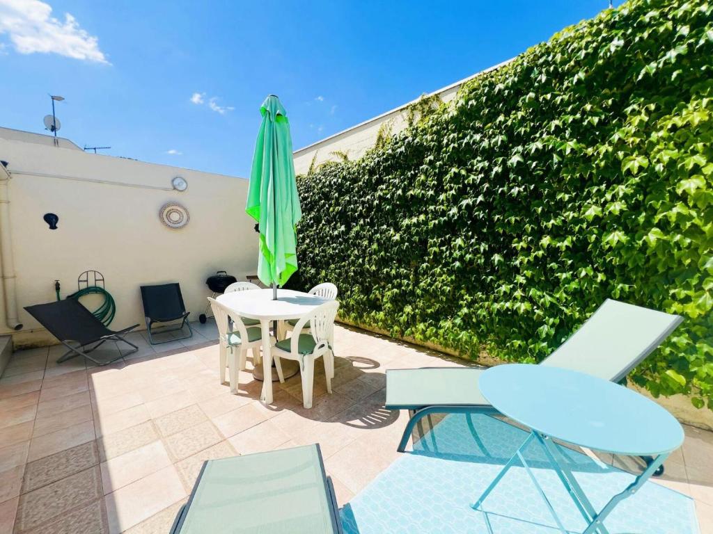 Patio alebo iná vonkajšia časť ubytovania Plein Soleil Iii - Maison proche de la plage et du centre ville MAE-4154