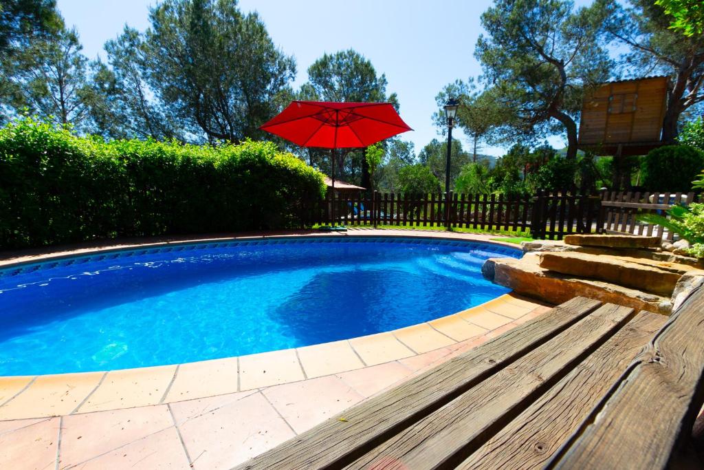 Bazén v ubytování Catalunya Casas Peaceful Perfection , only 30km from Barcelona! nebo v jeho okolí