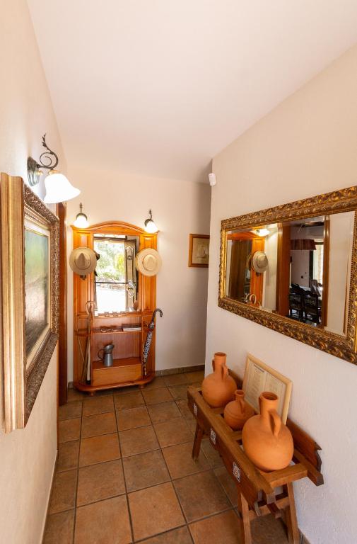 TV a/nebo společenská místnost v ubytování Catalunya Casas Peaceful Perfection , only 30km from Barcelona!