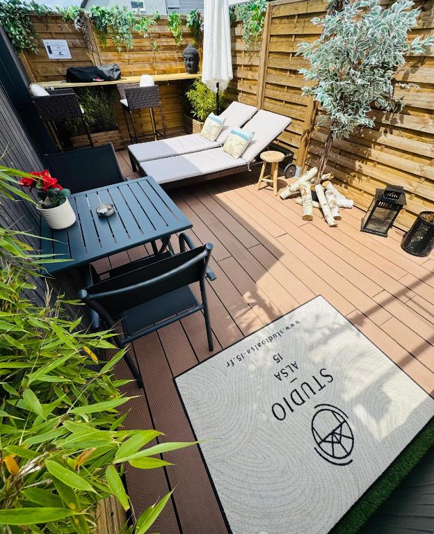 Balkón nebo terasa v ubytování Gîte Studio Alsa 15 avec Jacuzzi privatif