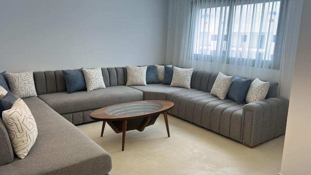 Posezení v ubytování Rmilat Garden N8 vue sur la piscine