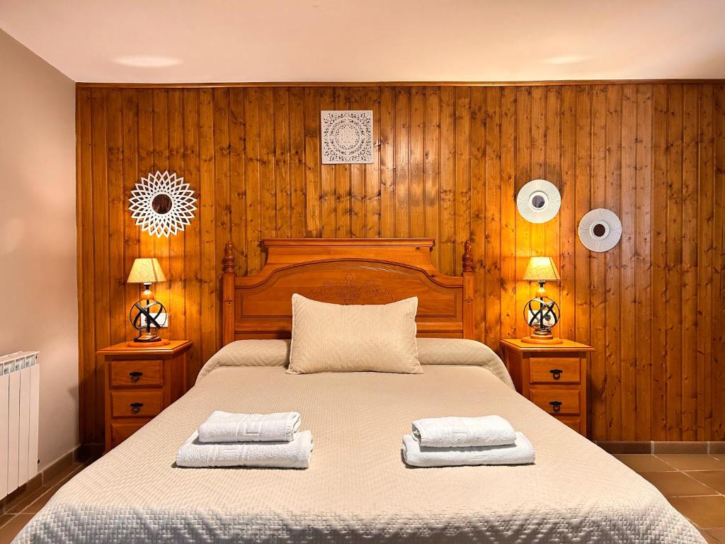 A bed or beds in a room at Casa el Rincon Cazorla