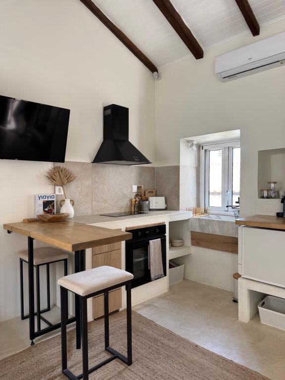 Kuchyň nebo kuchyňský kout v ubytování Akrasi Manor - Corfu Village Living