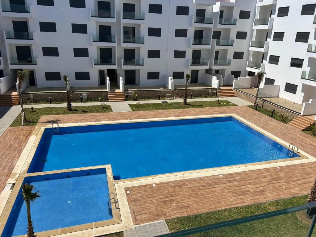 Bazén v ubytování Rmilat Garden N8 vue sur la piscine nebo v jeho okolí
