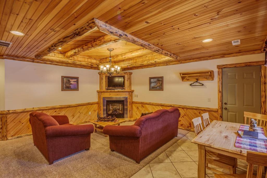 Χώρος καθιστικού στο Sojourner's Lodge & Log Cabin Suites