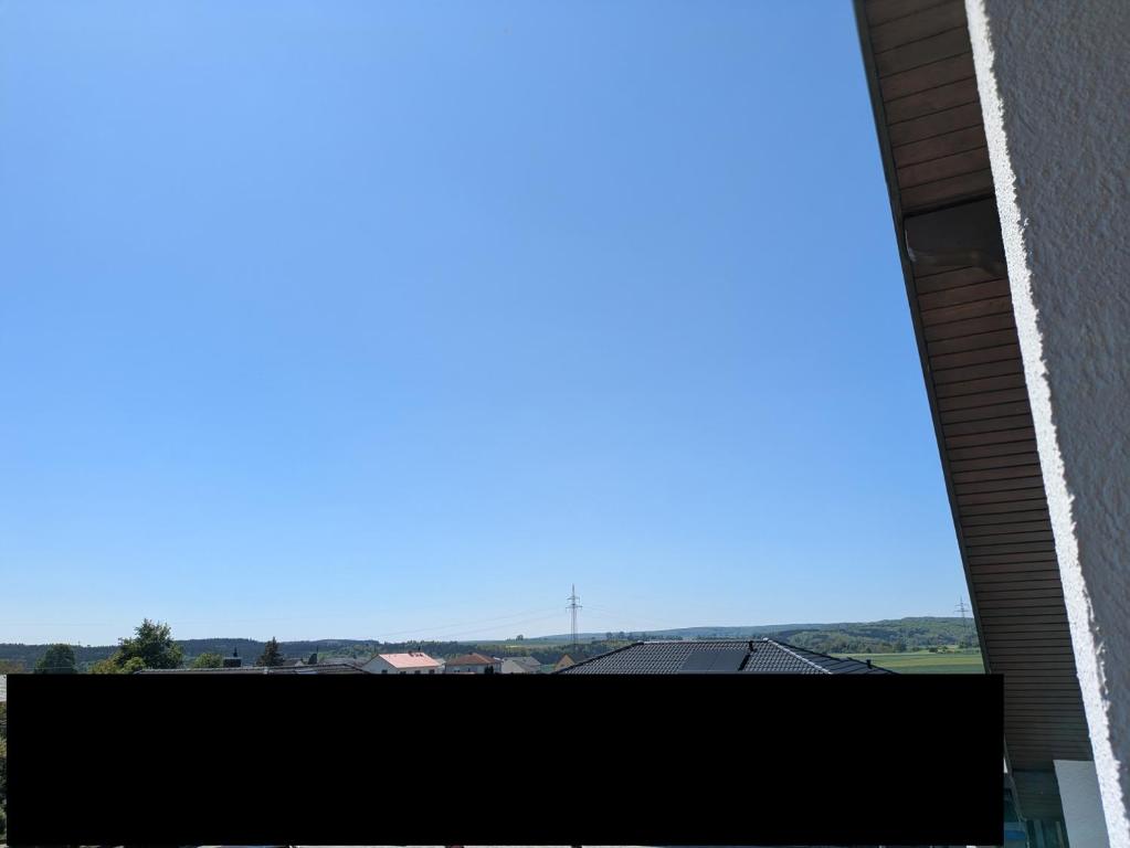 una vista desde la azotea de un edificio en Ferienwohnung Gerstetten 85 qm - 2 Schlafzimmer - Küche mit großem Essbereich - Wohnzimmer - Balkon - Bad - ruhige Lage, en Gerstetten