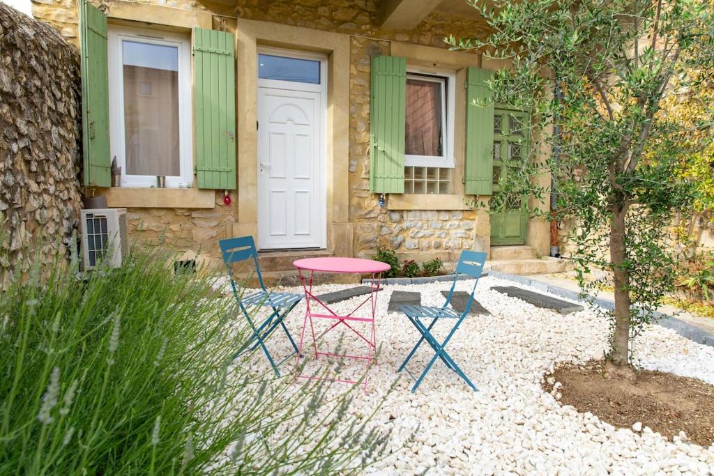 une table et des chaises devant une maison dans l'établissement Mon cocon à Vaison, à Vaison-la-Romaine