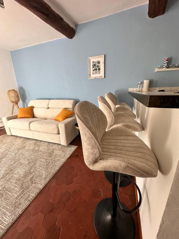 un salon avec un canapé et une chaise dans l'établissement Aix Centre Rue d'Italie - T2 40m2 Rénové - à 2 pas du Cours Mirabeau, à Aix-en-Provence