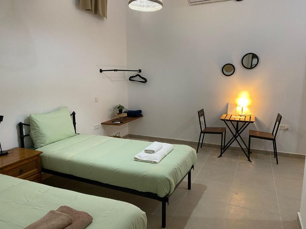 Postel nebo postele na pokoji v ubytování Gozo Vacation Studios
