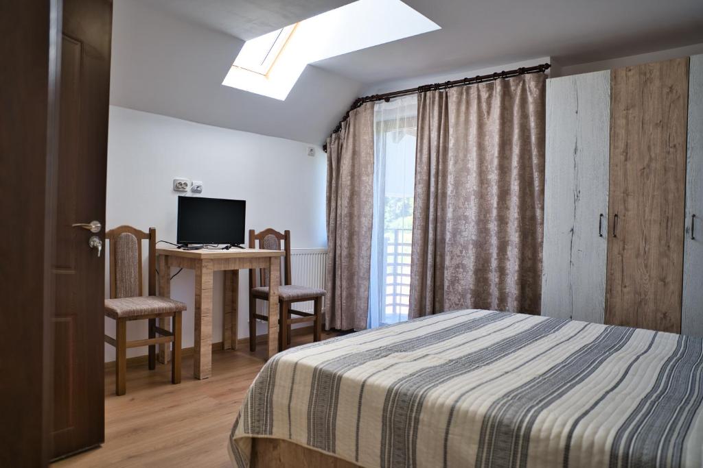 Postel nebo postele na pokoji v ubytování Perla Argesului, Ciubar, Piscina, Lift, Gratar, Cabana, Pensiuni, Hotel Cazare Transfăgarasan Curtea de Arges