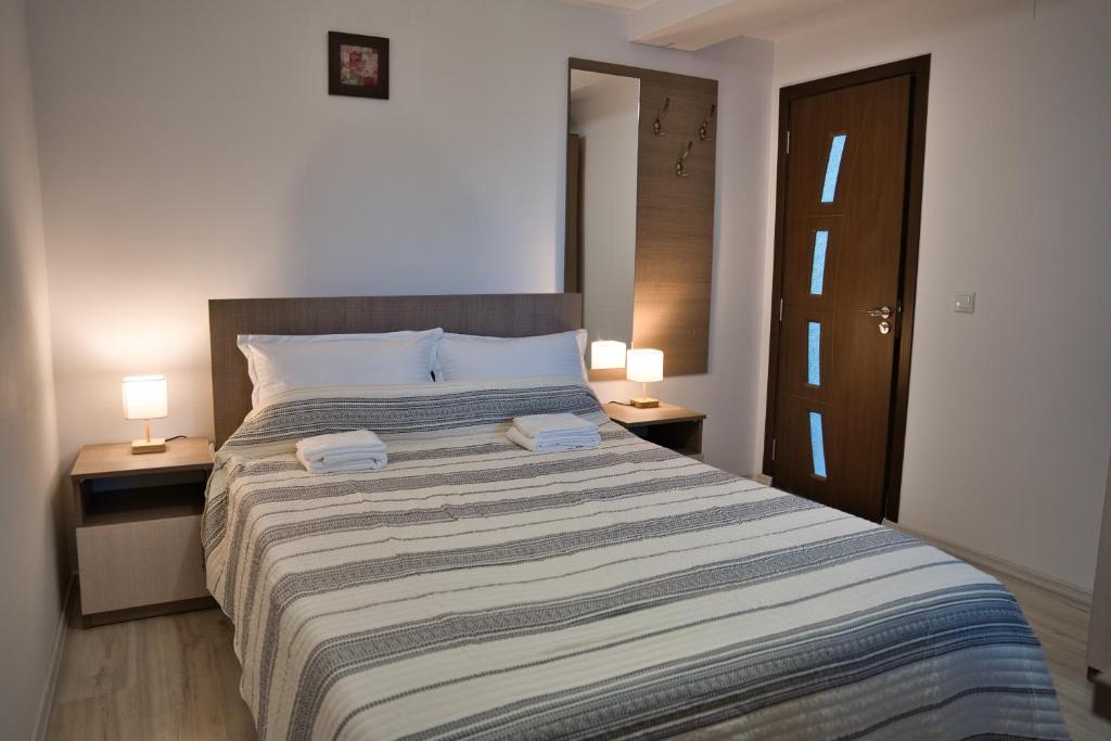 Postel nebo postele na pokoji v ubytování Perla Argesului, Ciubar, Piscina, Lift, Gratar, Cabana, Pensiuni, Hotel Cazare Transfăgarasan Curtea de Arges