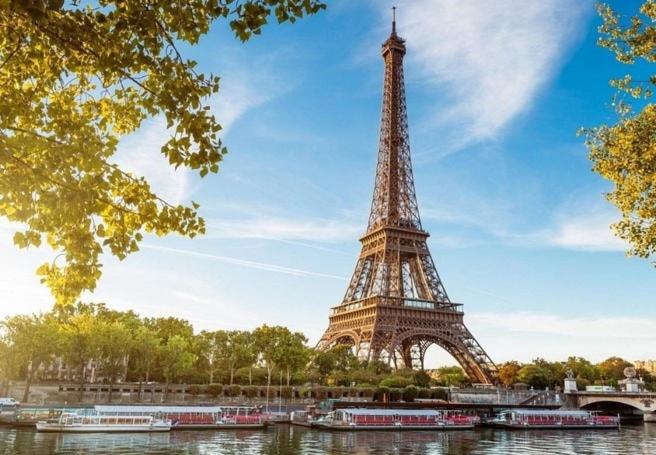 a view of the eiffel tower from the river at Appartement - 4 voyageurs - accès direct Paris in Boulogne-Billancourt