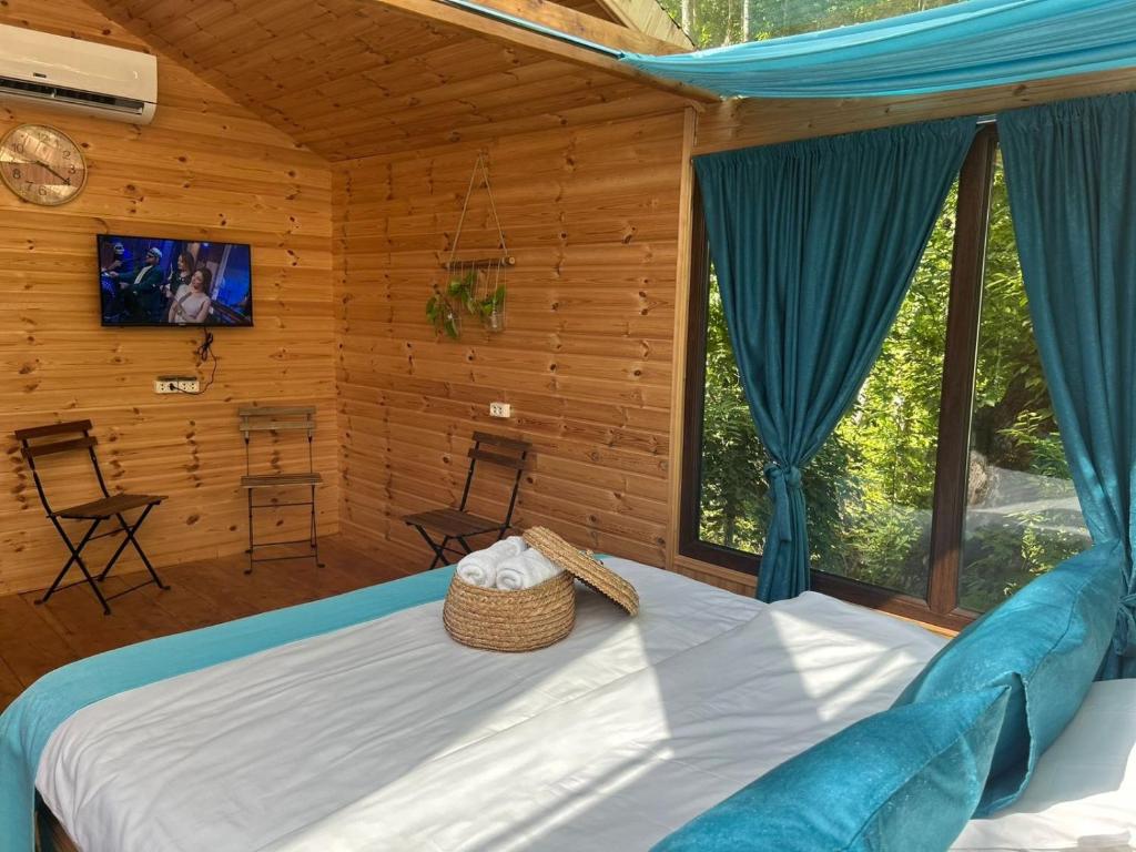 Postel nebo postele na pokoji v ubytování SkyDoor_ცისკარი