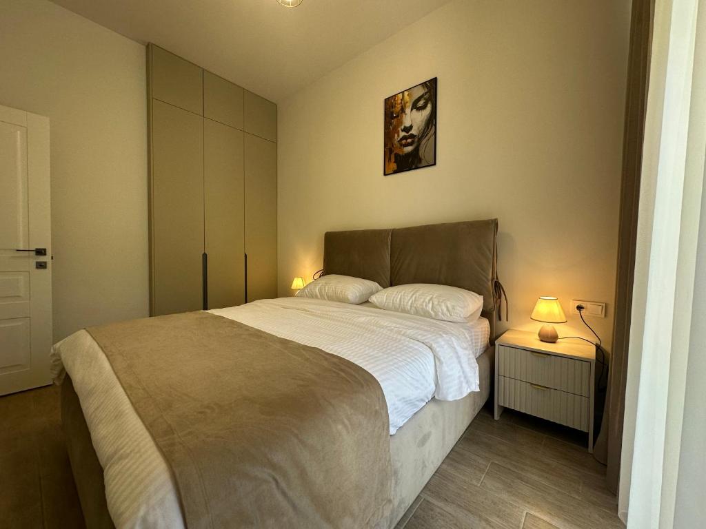 Un dormitorio con una cama grande y dos lámparas. en Rest Corner Dilijan, en Dilijan