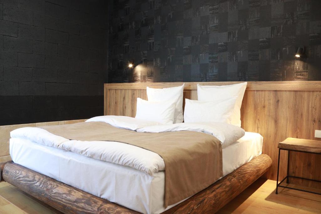Ένα ή περισσότερα κρεβάτια σε δωμάτιο στο Hotel 717 Kazbegi