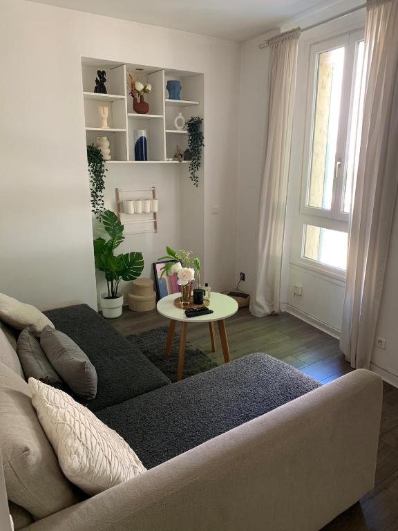 un salon avec un canapé et une table dans l'établissement Cozy apartment in Cannes, à Cannes