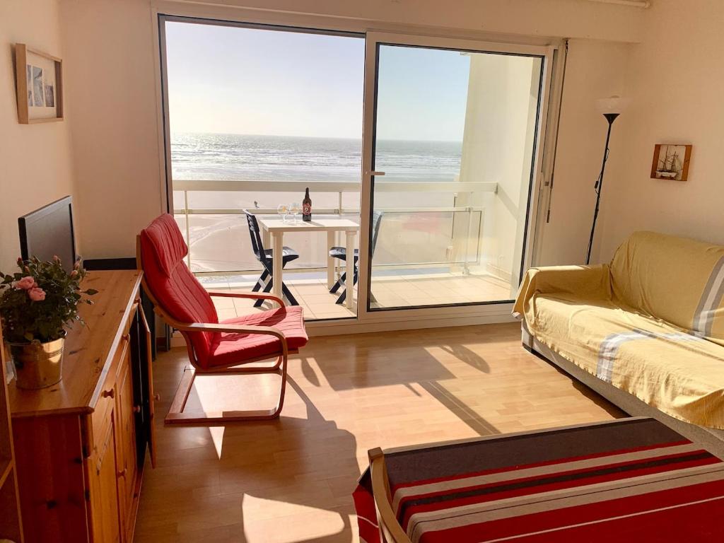 un salon avec vue sur l'océan dans l'établissement Studio-alcôve lumineux en front de mer, à Neufchâtel-Hardelot