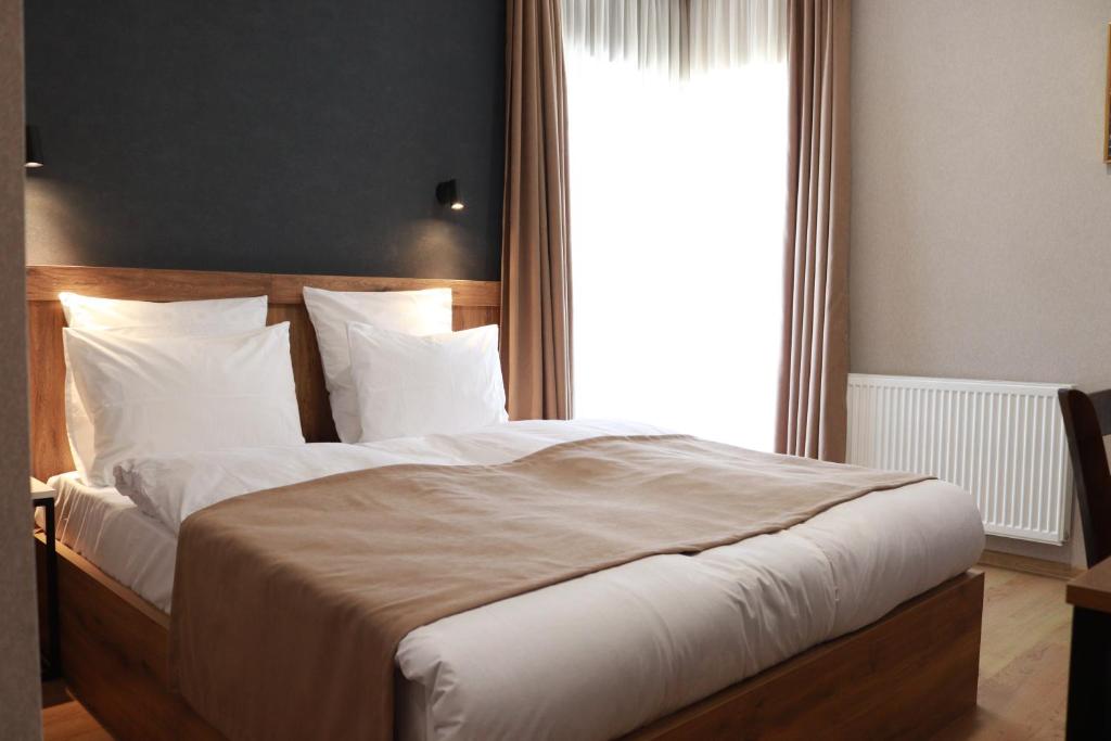 Ένα ή περισσότερα κρεβάτια σε δωμάτιο στο Hotel 717 Kazbegi