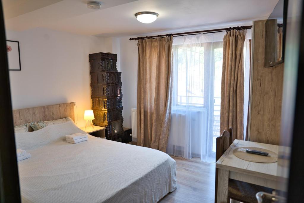Postel nebo postele na pokoji v ubytování Perla Argesului, Ciubar, Piscina, Lift, Gratar, Cabana, Pensiuni, Hotel Cazare Transfăgarasan Curtea de Arges