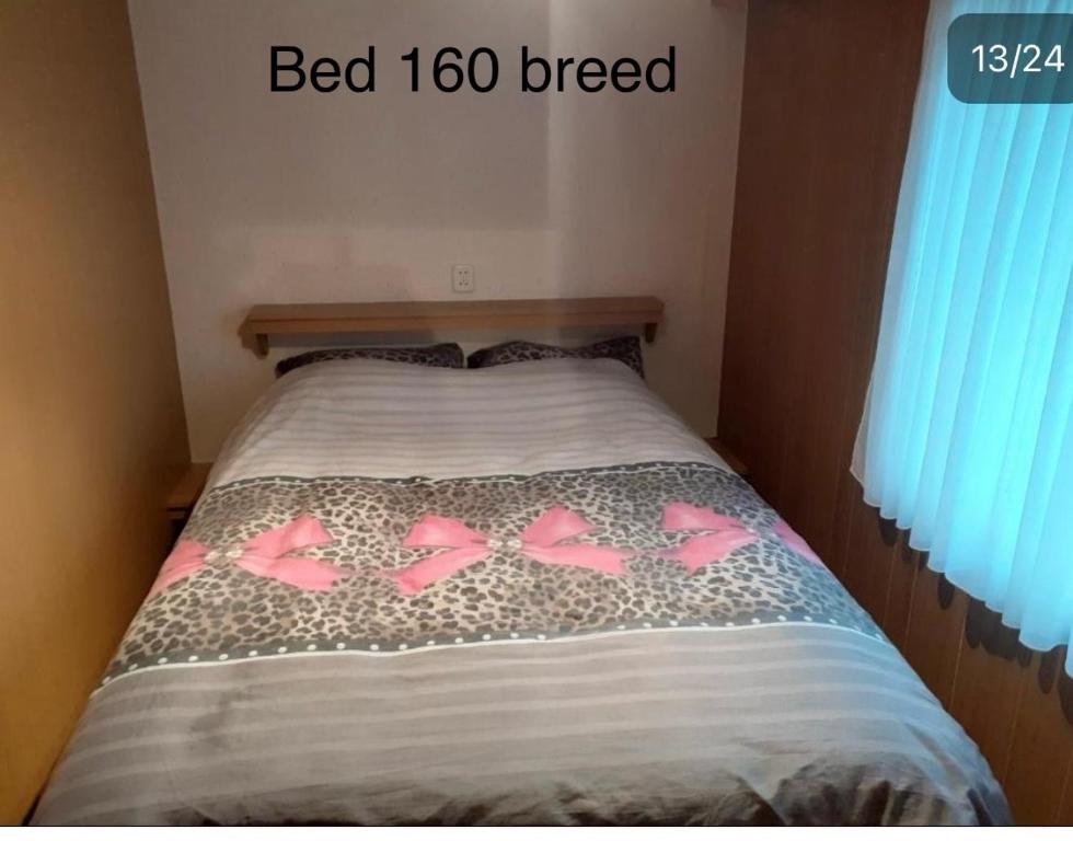 Postel nebo postele na pokoji v ubytování Mulder's vakantiehuis, chalet 341