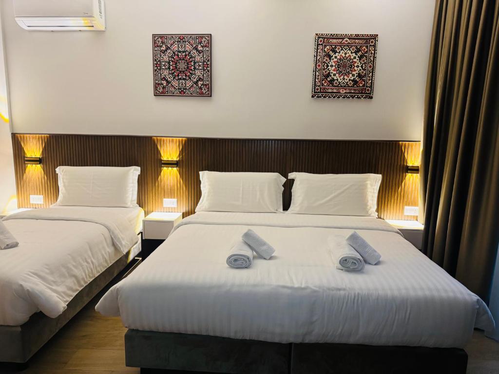 Postel nebo postele na pokoji v ubytování Kruja Townscape Rooms