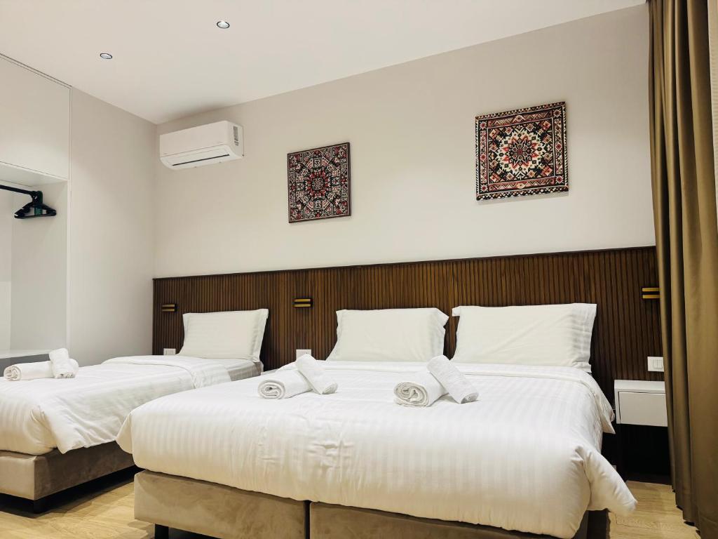 Postel nebo postele na pokoji v ubytování Kruja Townscape Rooms