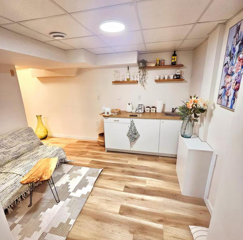 Posezení v ubytování Cozy Basement Suite Winnipeg Walk to Transit