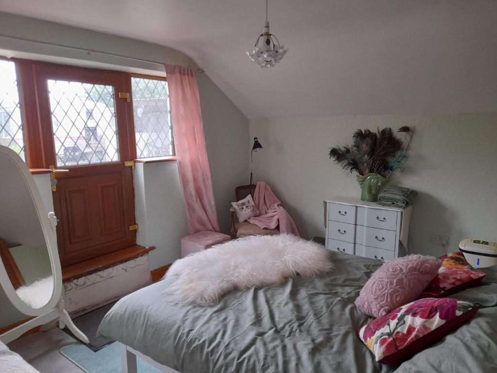 Postel nebo postele na pokoji v ubytování Aisling Cottage