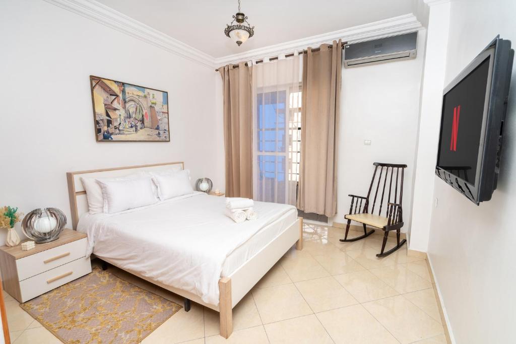 Et tv og/eller underholdning på Appartement 2 chambres près de la corniche