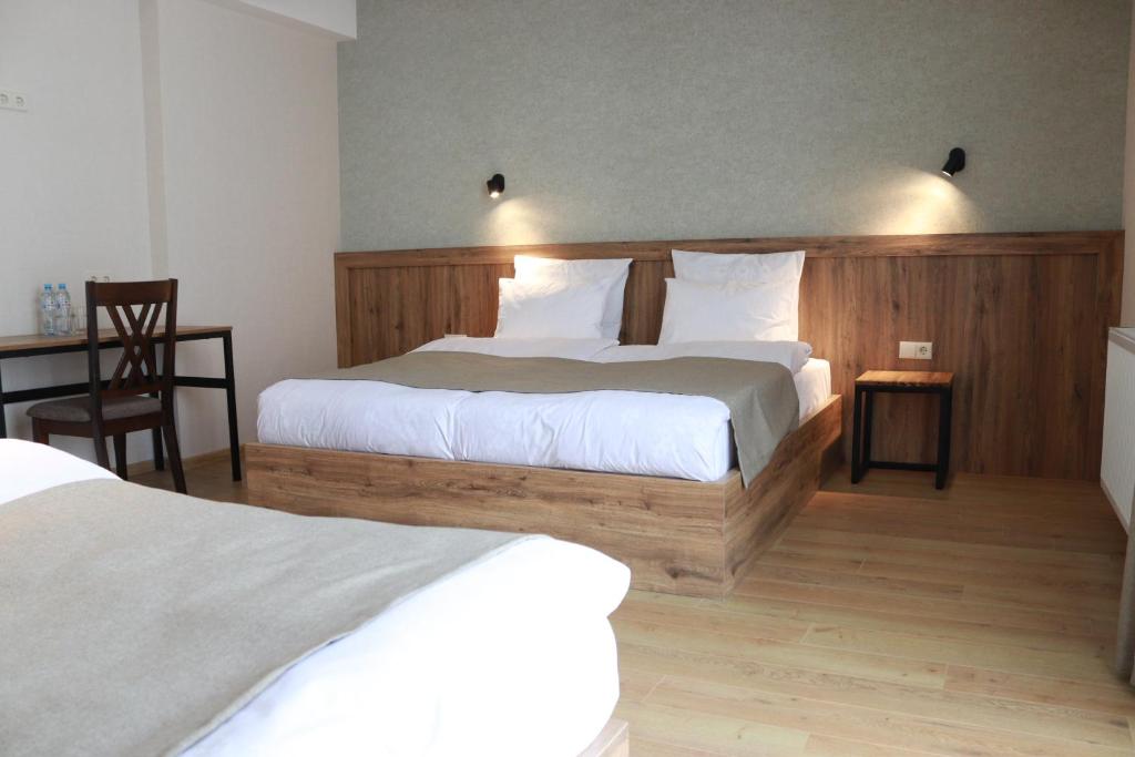 Ένα ή περισσότερα κρεβάτια σε δωμάτιο στο Hotel 717 Kazbegi