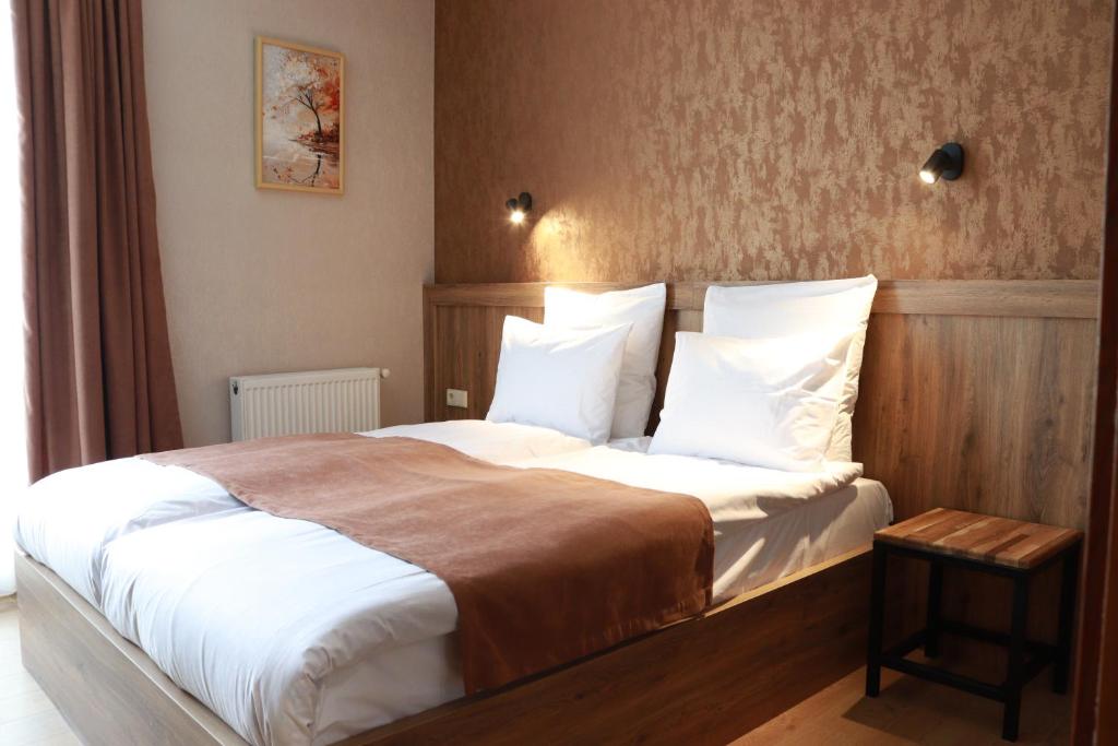 Ένα ή περισσότερα κρεβάτια σε δωμάτιο στο Hotel 717 Kazbegi