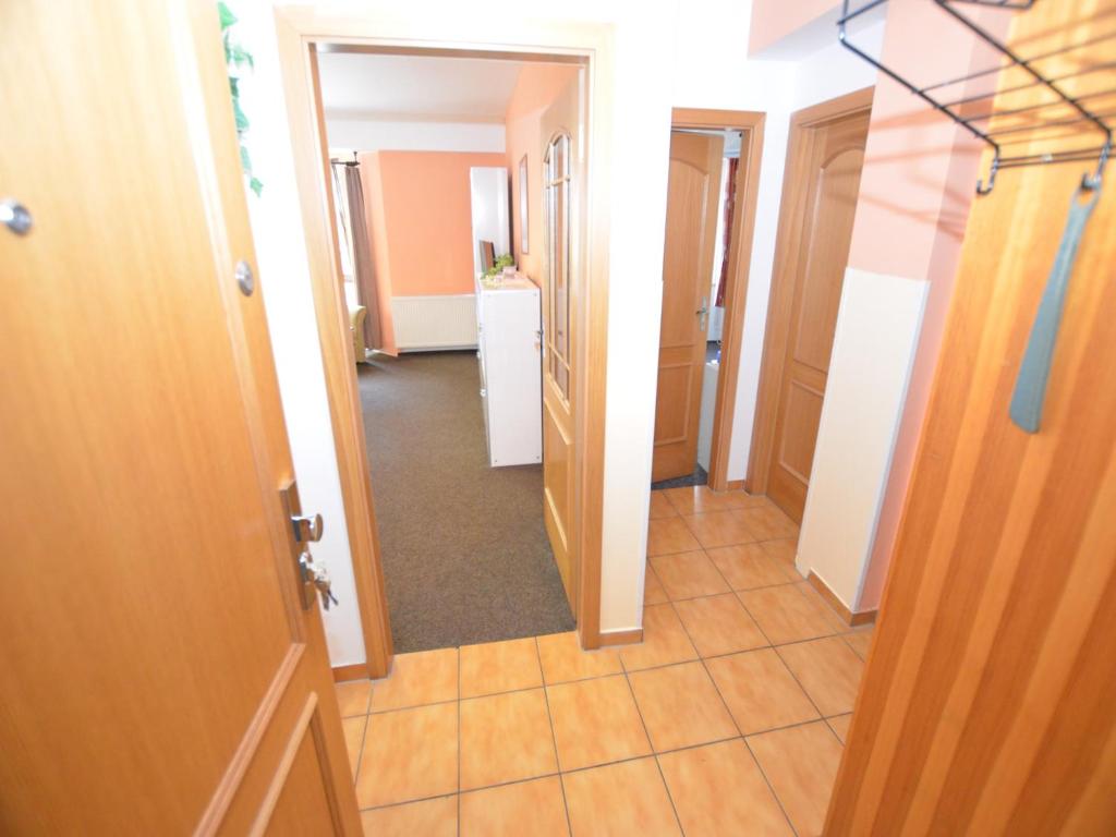 korytarz z otwartymi drzwiami prowadzącymi do pokoju w obiekcie Snug Apartment in Jachymov near Ski area w mieście Jáchymov