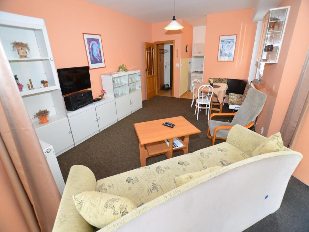 salon z kanapą i stołem w obiekcie Snug Apartment in Jachymov near Ski area w mieście Jáchymov