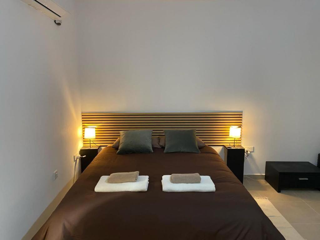 Postel nebo postele na pokoji v ubytování Gozo Vacation Studios