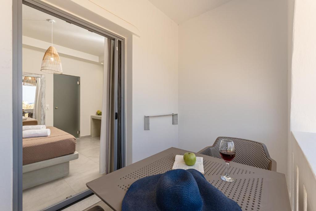 Postel nebo postele na pokoji v ubytování Plaka Hotel I