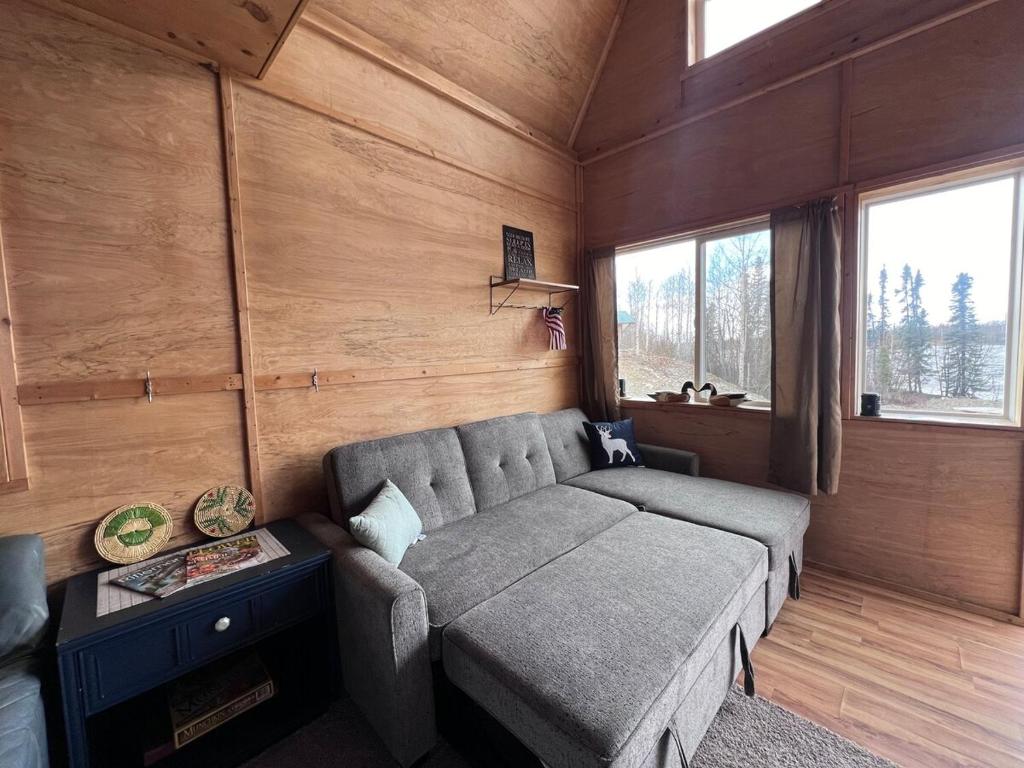 Foto dalla galleria di Bass Farm Lake View Loft Cabin a Wasilla