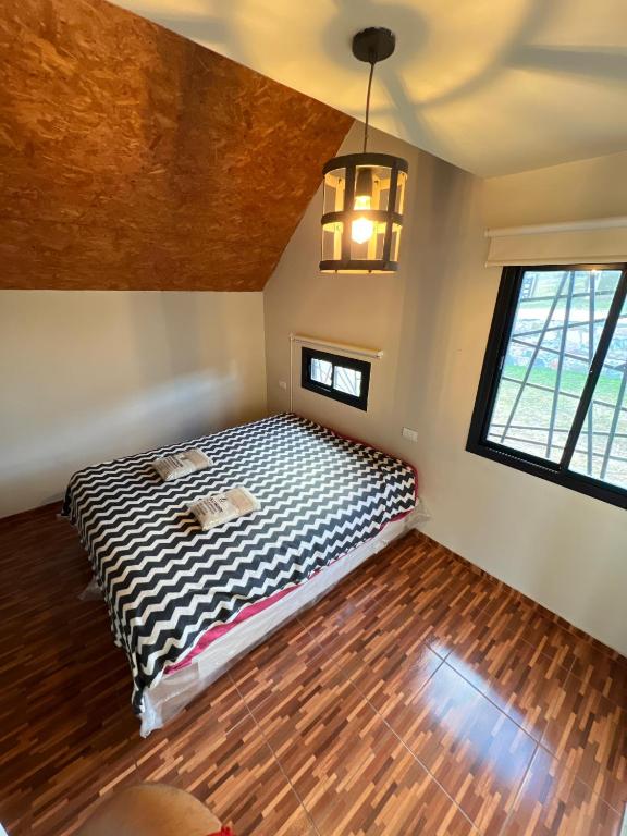 a bedroom with a bed in the corner of a room at Cabañas La vista in Cavalango