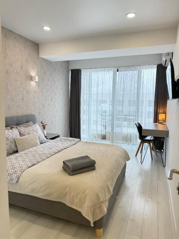 En eller flere senge i et værelse på Modern Central Apartment