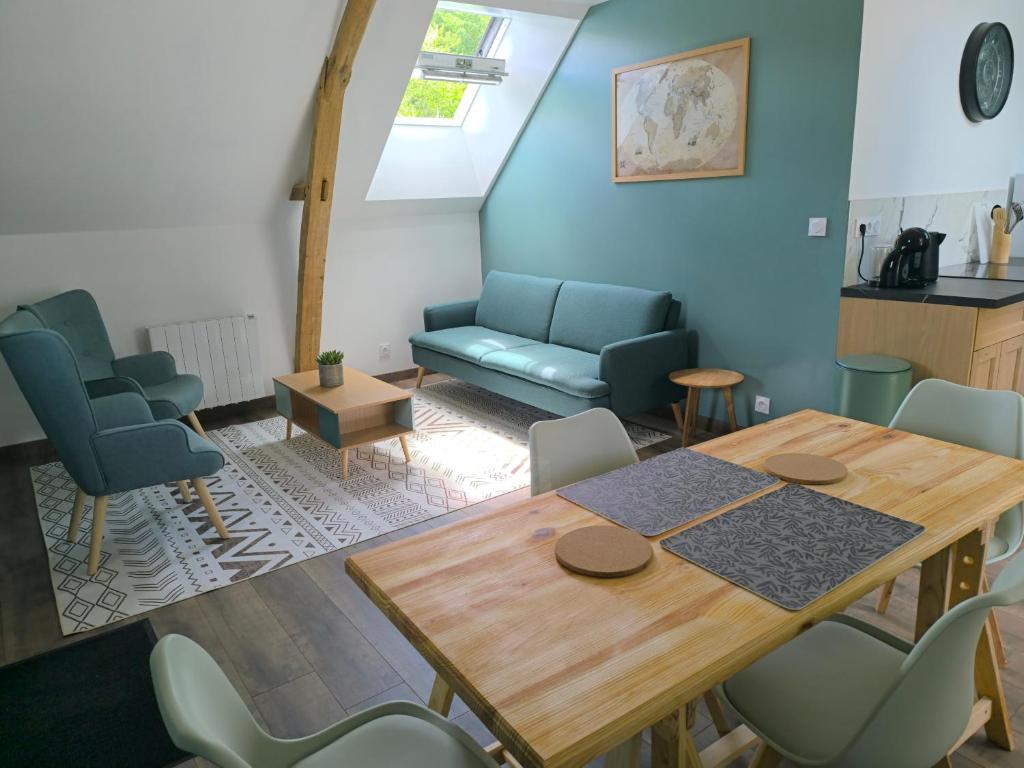 a living room with a table and a couch at Gîtes les Bon' aparte in La Chapelle-sur-Loire
