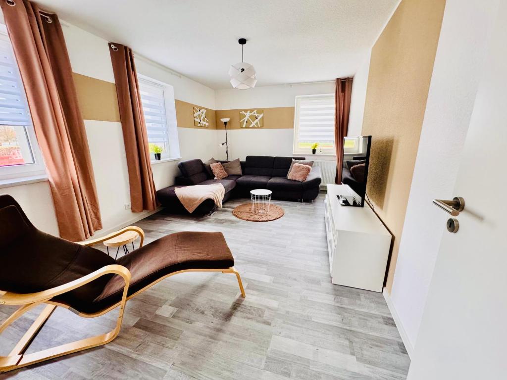 a living room with a couch and a table at CLUBHAUS 6 - geräumige Ferienwohnung mit 4 Schlafzimmern & 2 Bädern in Worbis