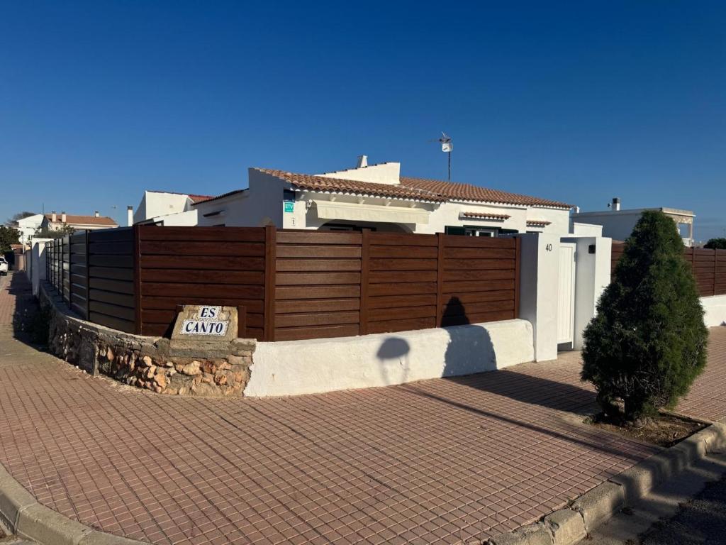 Το κτήριο όπου στεγάζεται  η παραθεριστική κατοικία