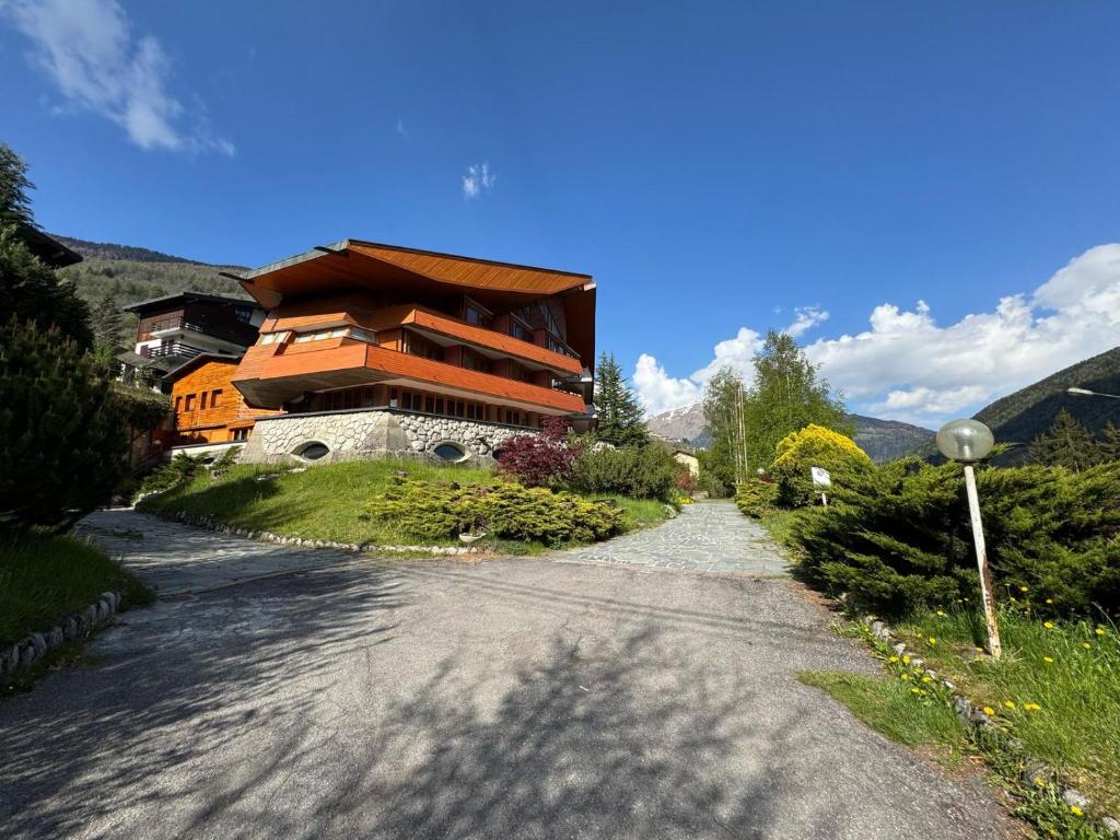 a building on the side of a road at Ermi Apartment Temù in Temù