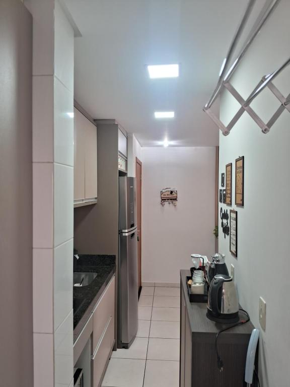 Η κουζίνα ή μικρή κουζίνα στο Apartamento em condomínio