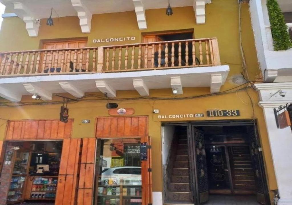 Hostal #10-33 في كارتاهينا دي اندياس: مبنى به شرفة في أعلاه