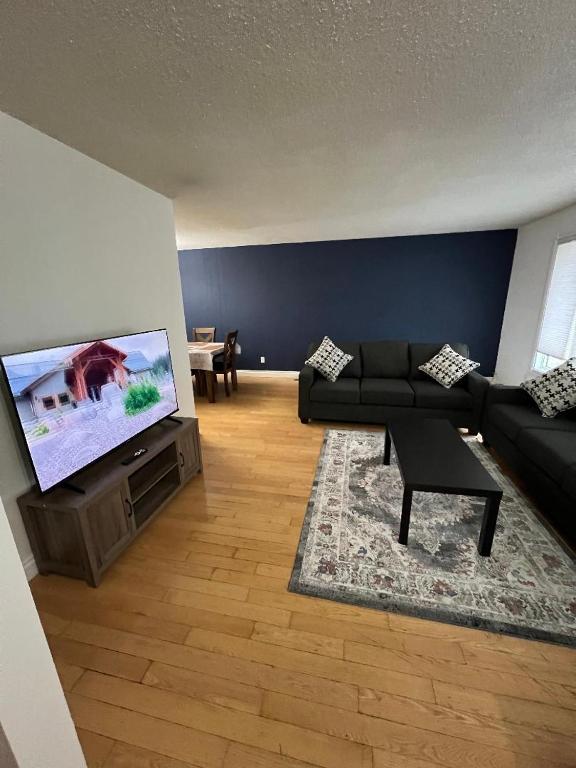 Μια τηλεόραση ή/και κέντρο ψυχαγωγίας στο Cozy Riverdale Home