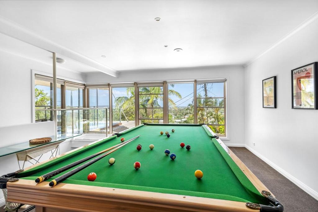 Biliár nebo kulečník v ubytování Luxe & Spacious Gem with Pool, Ocean Views, Snooker Table