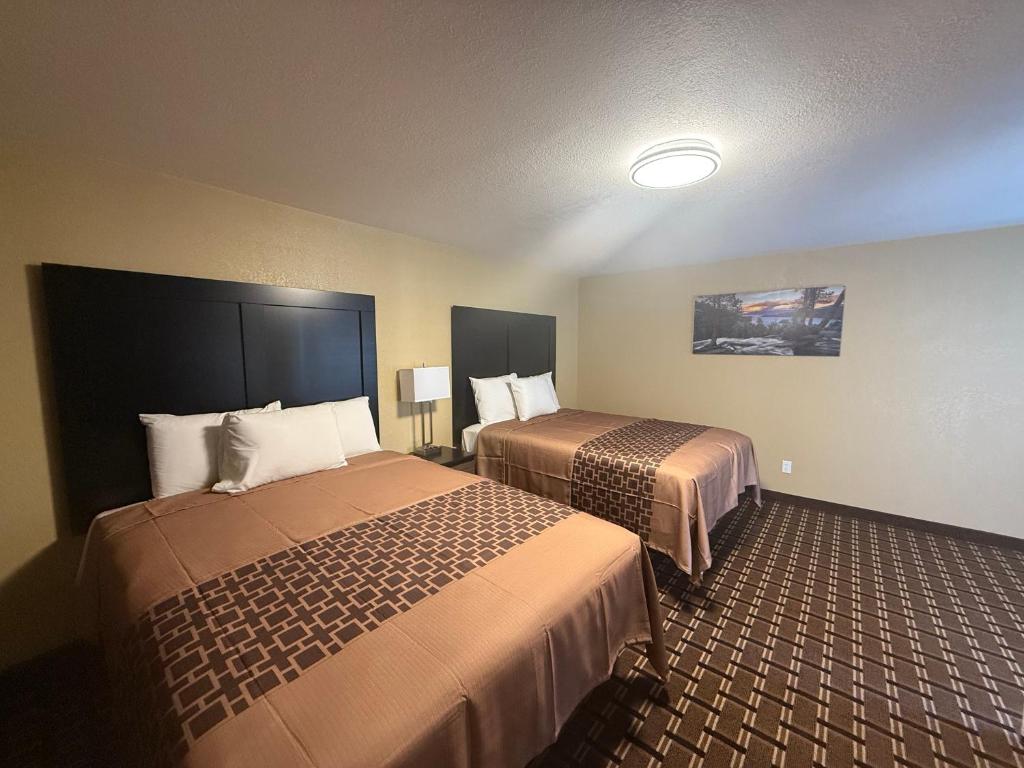 Postel nebo postele na pokoji v ubytování Tahoe Sands Inn